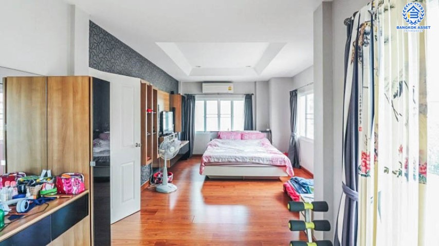 *****บ้านเดี่ยวมือสองย่านนนทบุรี หมู่บ้าน เดอะเซนโทร รัตนาธิเบศร์-ราชพฤกษ์ เนื้อที่กว้างขวางเกือบ 51 ตร.ว.  ฟังก์ชัน 3 ห้องนอน 3 ห้องน้ำ ที่จอดรถ 2 คัน เฟอร์นิเจอร์บิ้วท์อิน พร้อมอยู่ บนทำเลแห่งการเดินทาง ใกล้รถไฟฟ้าสายสีม่วง "สถานีบางพลู" และทางด่วน "งามวงศ์วาน"